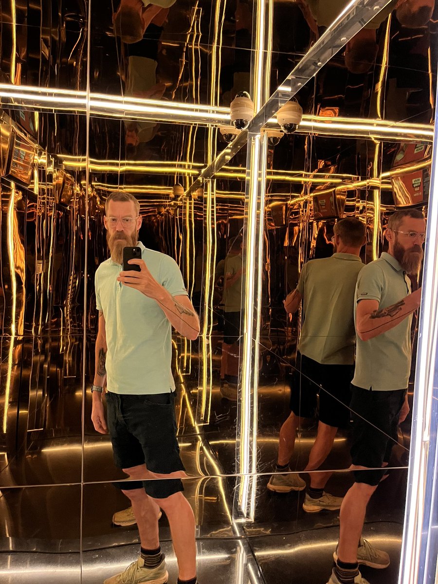 Fotím výtahy. 
Dubai.