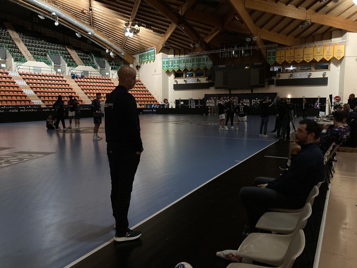 Le Palais des sports de Beaublanc est dans le noir en raison d’une importante panne de courant sur #Limoges. Enedis rétablit progressivement l’électricité mais il faudra ensuite 30’ à 1h pour pouvoir donner le coup d’envoi espéré au plus tard à 21h entre <a href="/LimogesHandball/">Limoges Handball</a> et Nîmes