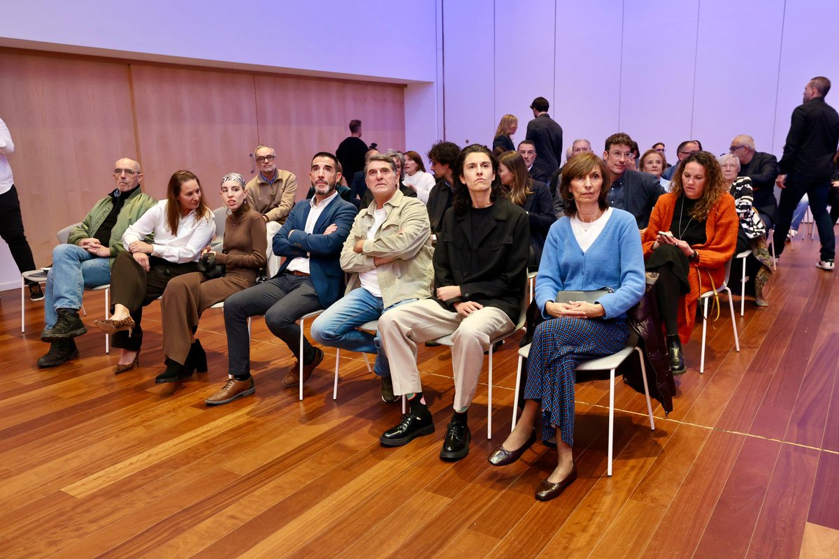 🔛 Ja ha començat la Gala del Bàsquet Balear 2025

🗣️ El president de la <a href="/FBIBasquet/">Illes de Bàsquet</a>, <a href="/juanjotalens/">Juanjo Talens</a>, ha obert l’acte amb un discurs de benvinguda

🔗 Segueix tot en directe al Canal de YouTube: youtube.com/live/wY9ntgKDf…

#GalaBàsquetBalear