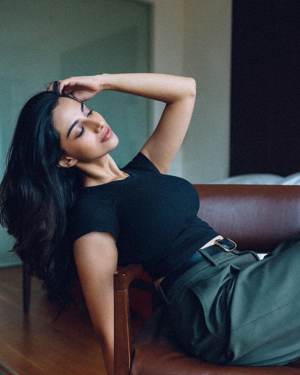 saahome2020's tweet image. Black ❤

#MalavikaMohanan #EeshaRebba #MeenakshiChaudhary #MrunalThakur