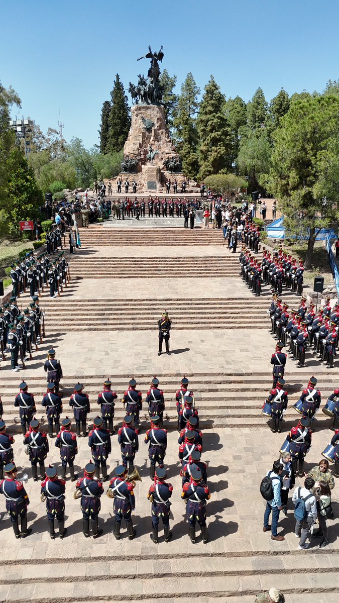 Granaderosarg's tweet image. De esta forma fue puesto en funcionamiento el nuevo destacamento de la ciudad de Mendoza del Regimiento de Granaderos a Caballo junto al Ministro de Defensa y al Jefe del Ejército🐴🇦🇷
#SiempreEjercito  #HerederosDelLibertador #UnRegimientoConHistoria #SomosHistoriaViva