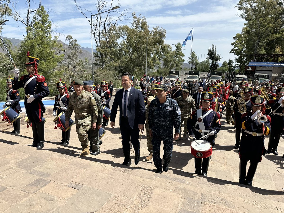 Granaderosarg's tweet image. De esta forma fue puesto en funcionamiento el nuevo destacamento de la ciudad de Mendoza del Regimiento de Granaderos a Caballo junto al Ministro de Defensa y al Jefe del Ejército🐴🇦🇷
#SiempreEjercito  #HerederosDelLibertador #UnRegimientoConHistoria #SomosHistoriaViva
