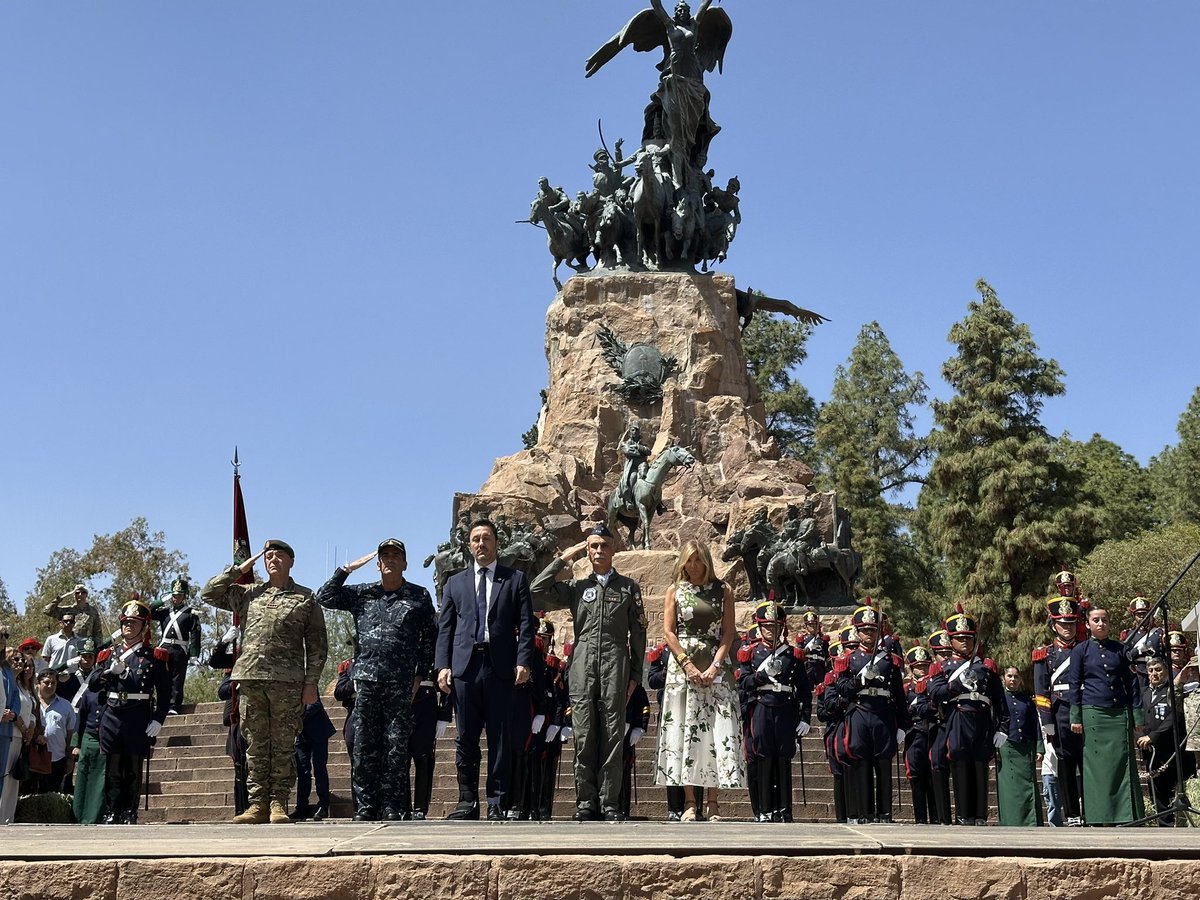 Granaderosarg's tweet image. De esta forma fue puesto en funcionamiento el nuevo destacamento de la ciudad de Mendoza del Regimiento de Granaderos a Caballo junto al Ministro de Defensa y al Jefe del Ejército🐴🇦🇷
#SiempreEjercito  #HerederosDelLibertador #UnRegimientoConHistoria #SomosHistoriaViva