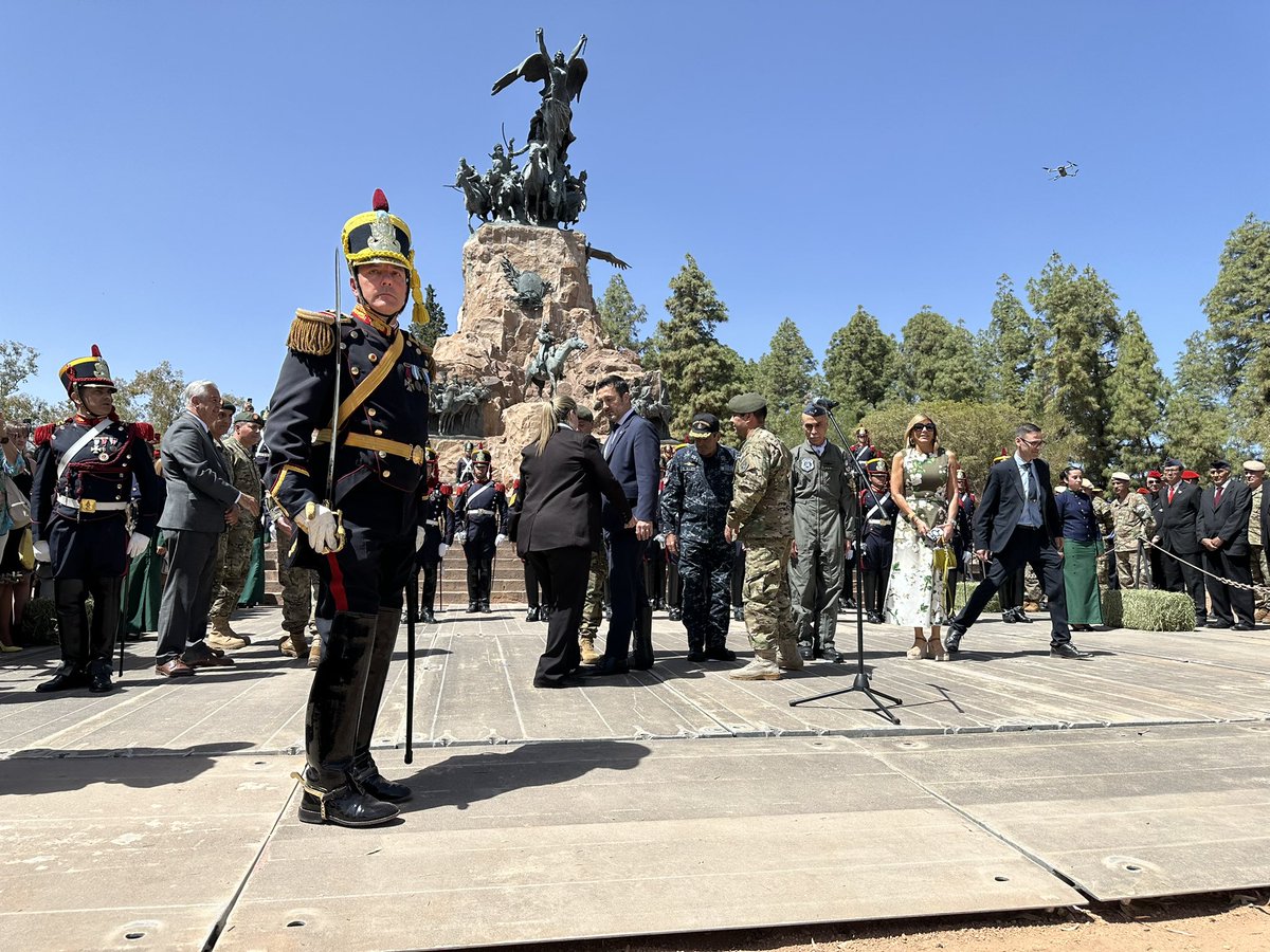 Granaderosarg's tweet image. De esta forma fue puesto en funcionamiento el nuevo destacamento de la ciudad de Mendoza del Regimiento de Granaderos a Caballo junto al Ministro de Defensa y al Jefe del Ejército🐴🇦🇷
#SiempreEjercito  #HerederosDelLibertador #UnRegimientoConHistoria #SomosHistoriaViva