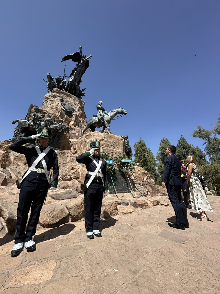 Granaderosarg's tweet image. De esta forma fue puesto en funcionamiento el nuevo destacamento de la ciudad de Mendoza del Regimiento de Granaderos a Caballo junto al Ministro de Defensa y al Jefe del Ejército🐴🇦🇷
#SiempreEjercito  #HerederosDelLibertador #UnRegimientoConHistoria #SomosHistoriaViva