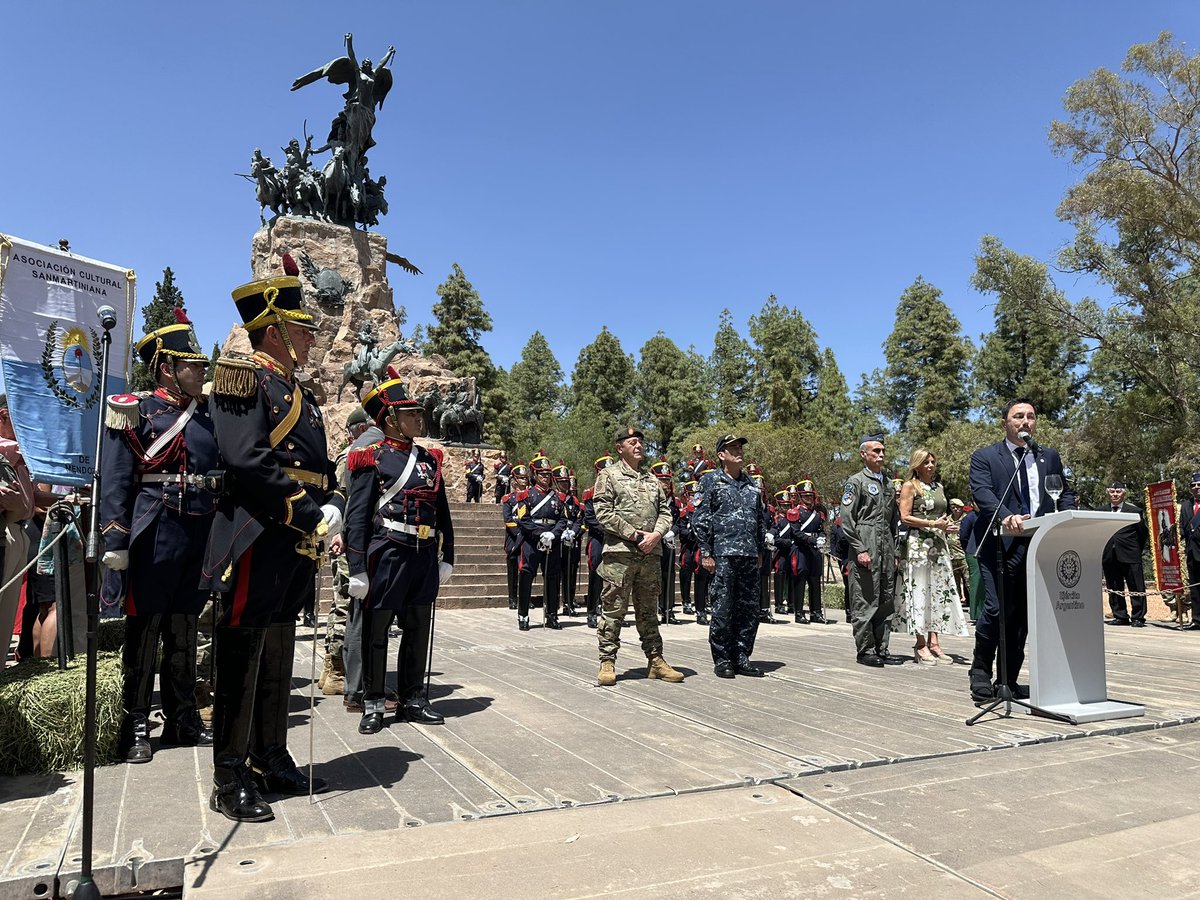 Granaderosarg's tweet image. De esta forma fue puesto en funcionamiento el nuevo destacamento de la ciudad de Mendoza del Regimiento de Granaderos a Caballo junto al Ministro de Defensa y al Jefe del Ejército🐴🇦🇷
#SiempreEjercito  #HerederosDelLibertador #UnRegimientoConHistoria #SomosHistoriaViva