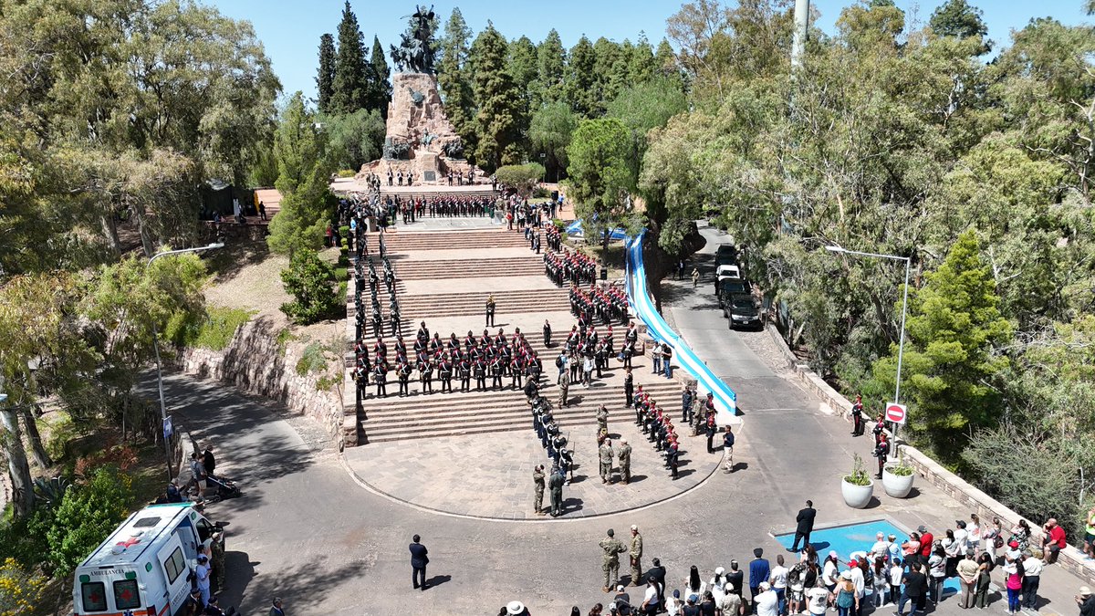 Granaderosarg's tweet image. De esta forma fue puesto en funcionamiento el nuevo destacamento de la ciudad de Mendoza del Regimiento de Granaderos a Caballo junto al Ministro de Defensa y al Jefe del Ejército🐴🇦🇷
#SiempreEjercito  #HerederosDelLibertador #UnRegimientoConHistoria #SomosHistoriaViva
