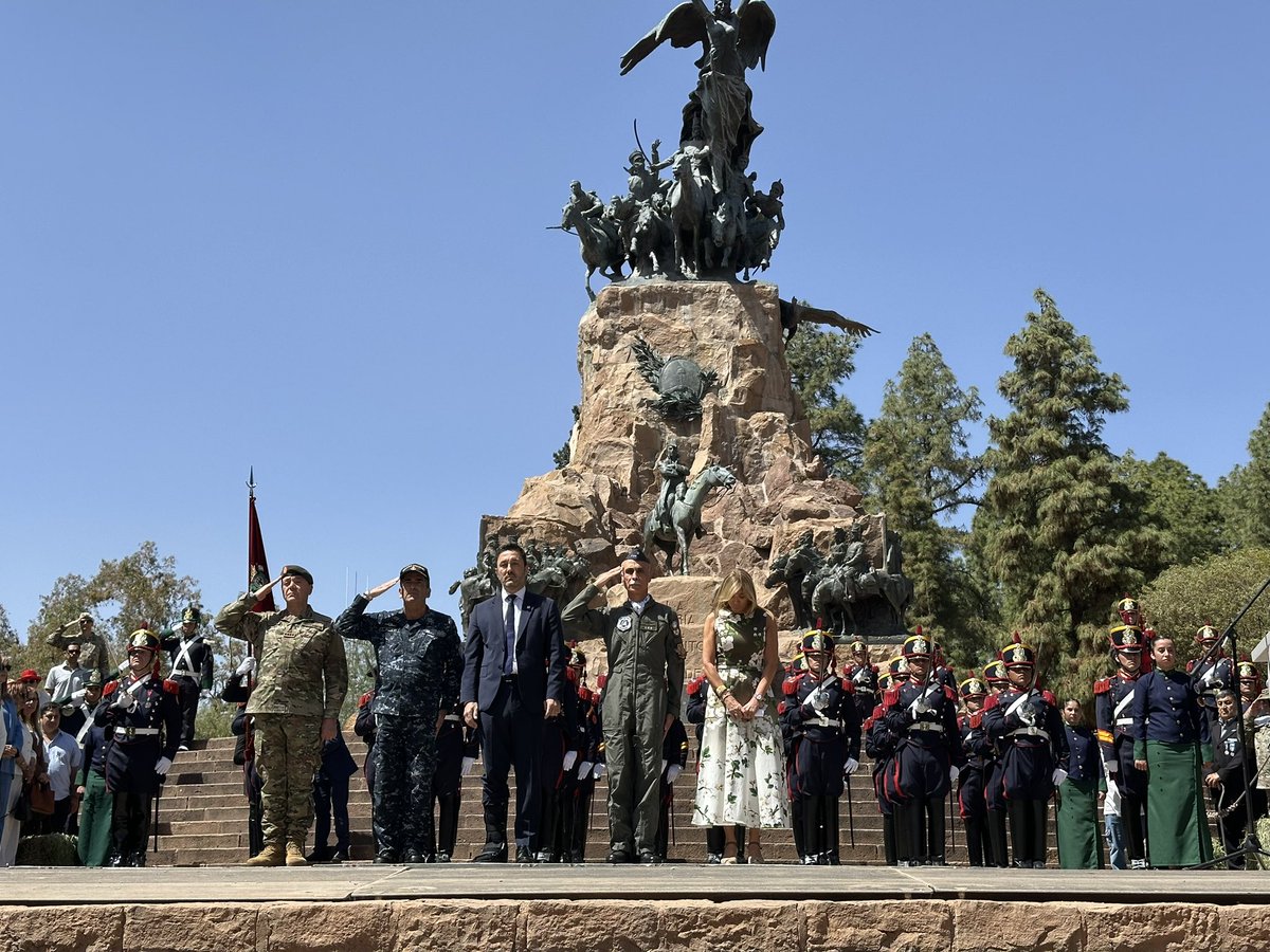 Granaderosarg's tweet image. De esta forma fue puesto en funcionamiento el nuevo destacamento de la ciudad de Mendoza del Regimiento de Granaderos a Caballo junto al Ministro de Defensa y al Jefe del Ejército🐴🇦🇷
#SiempreEjercito  #HerederosDelLibertador #UnRegimientoConHistoria #SomosHistoriaViva