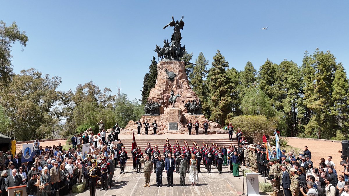 Granaderosarg's tweet image. De esta forma fue puesto en funcionamiento el nuevo destacamento de la ciudad de Mendoza del Regimiento de Granaderos a Caballo junto al Ministro de Defensa y al Jefe del Ejército🐴🇦🇷
#SiempreEjercito  #HerederosDelLibertador #UnRegimientoConHistoria #SomosHistoriaViva