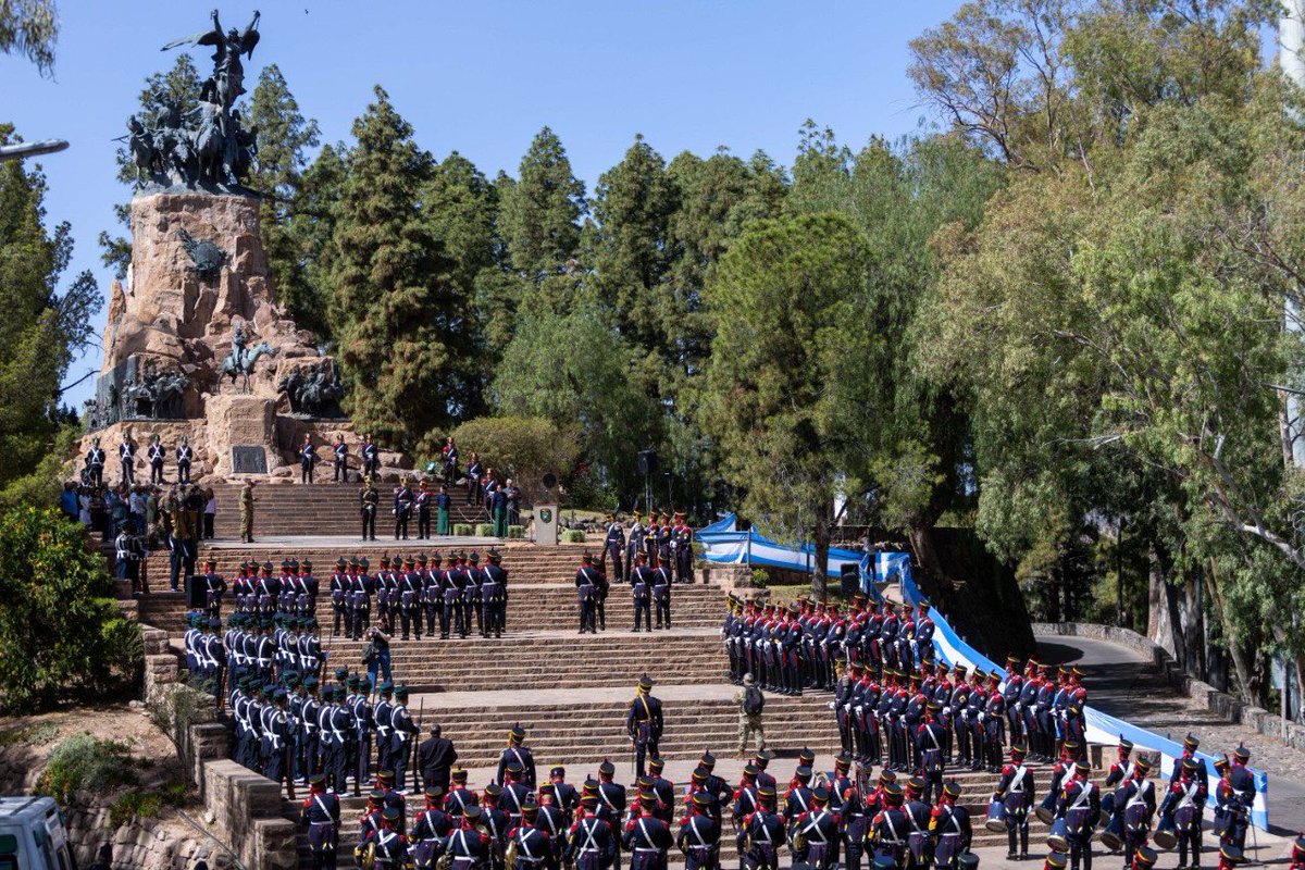 luispetri's tweet image. Hoy en Mendoza, capital nacional de la libertad, dimos un paso histórico: el regreso permanente de los @Granaderosarg, cumpliendo el compromiso del Presidente @JMilei con saldar una deuda pendiente con la cuna de la gesta sanmartiniana.

El nuevo destacamento honra a los hombres…