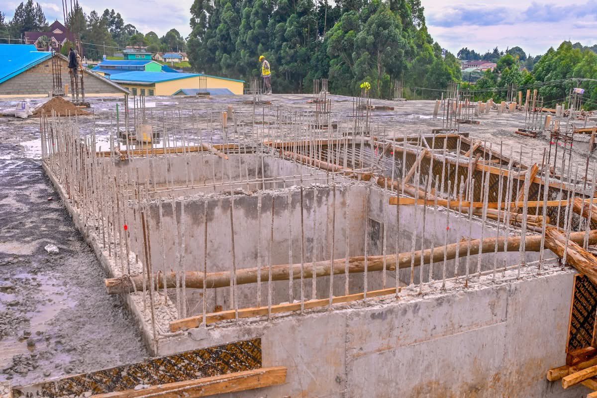 DrMutaiEric's tweet photo. Steady progress on the KSh 358M Non-Communicable Disease Centre at Kericho County Referral Hospital.
Once complete, it will feature a modern oncology centre, radiology unit, inpatient wards, isolation cubes, a 7-bed ICU, theatre, burns unit, offices, and specialist rooms. https://t.co/WlpsN7YFkt