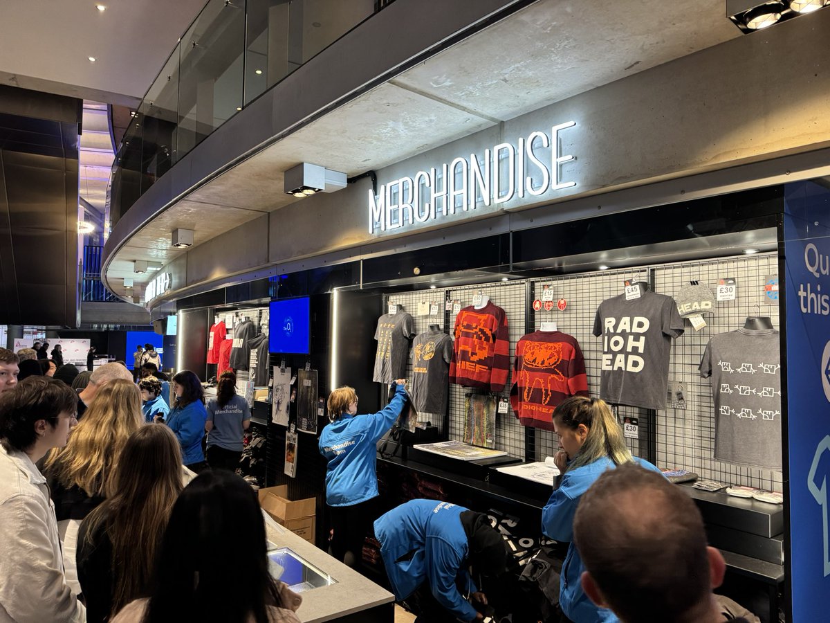 nsk0826's tweet image. ロンドン公演限定グッズは黒にオレンジの日付入りTシャツとOKコンの日付入りポスター
#Radiohead #RadioheadLive25 #theO2