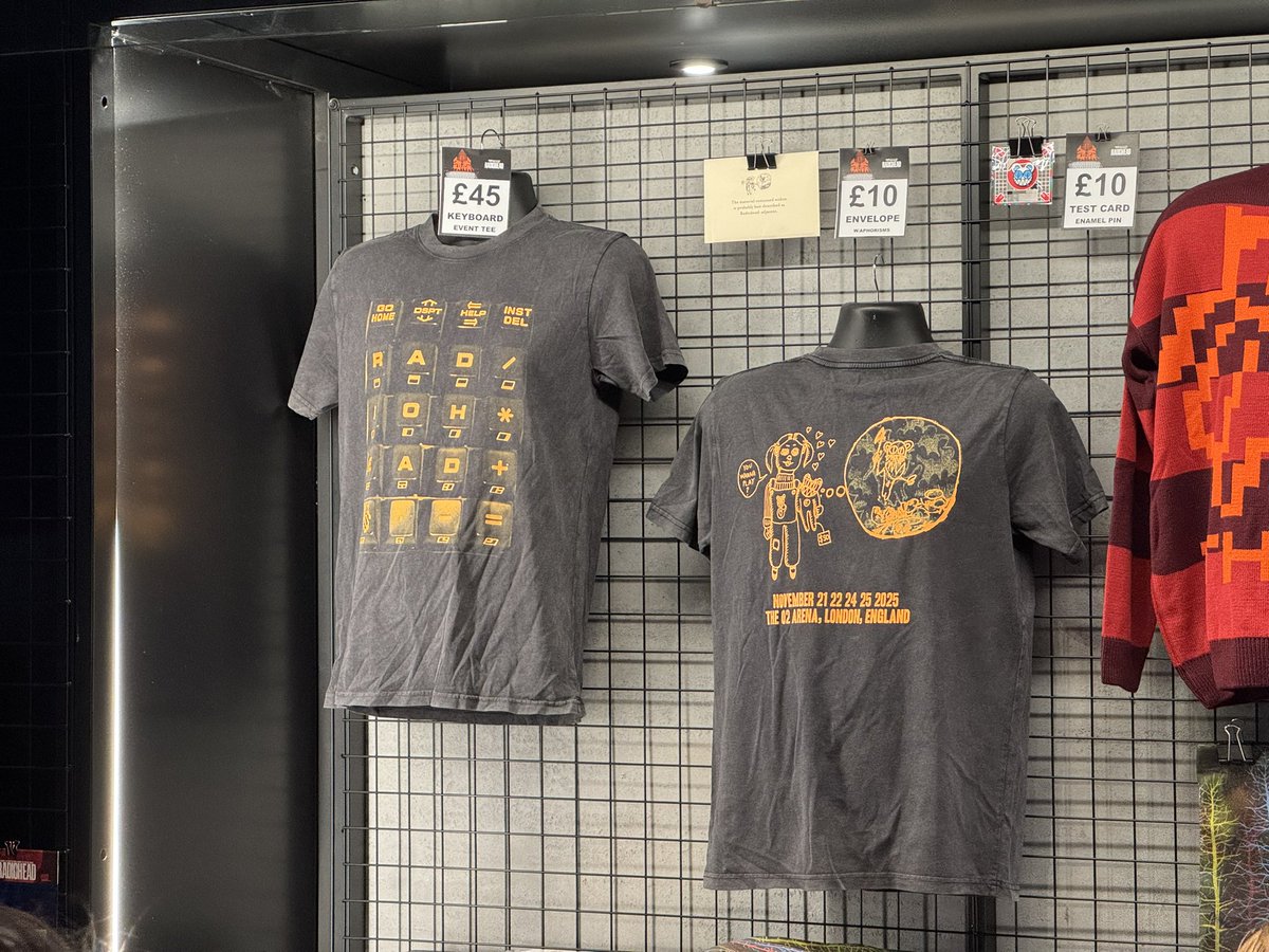 nsk0826's tweet image. ロンドン公演限定グッズは黒にオレンジの日付入りTシャツとOKコンの日付入りポスター
#Radiohead #RadioheadLive25 #theO2