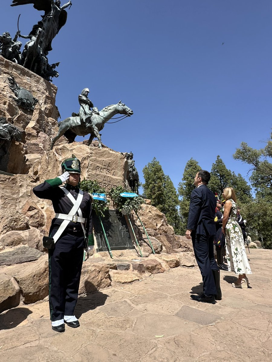 Granaderosarg's tweet image. De esta forma fue puesto en funcionamiento el nuevo destacamento de la ciudad de Mendoza del Regimiento de Granaderos a Caballo junto al Ministro de Defensa y al Jefe del Ejército🐴🇦🇷
#SiempreEjercito  #HerederosDelLibertador #UnRegimientoConHistoria #SomosHistoriaViva