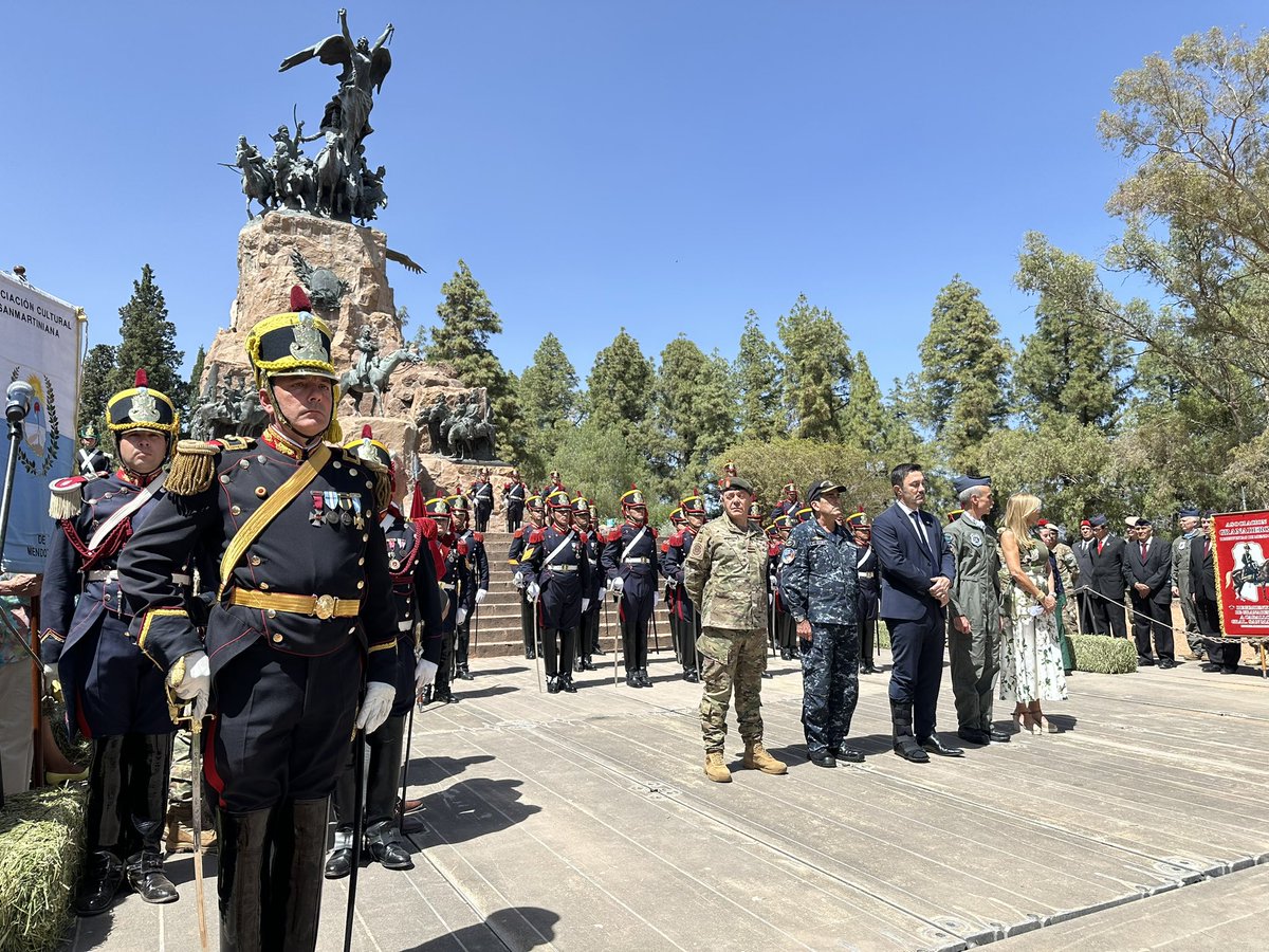 Granaderosarg's tweet image. De esta forma fue puesto en funcionamiento el nuevo destacamento de la ciudad de Mendoza del Regimiento de Granaderos a Caballo junto al Ministro de Defensa y al Jefe del Ejército🐴🇦🇷
#SiempreEjercito  #HerederosDelLibertador #UnRegimientoConHistoria #SomosHistoriaViva