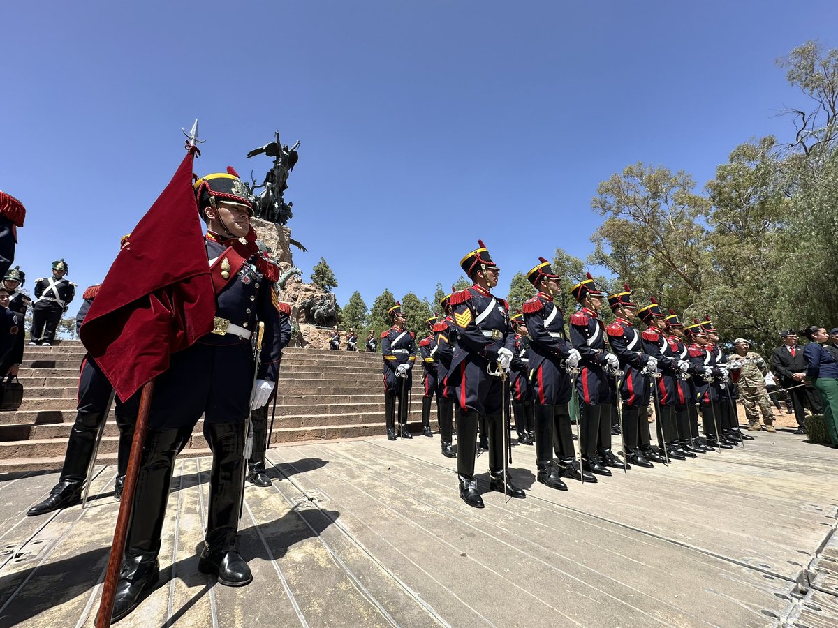 Granaderosarg's tweet image. De esta forma fue puesto en funcionamiento el nuevo destacamento de la ciudad de Mendoza del Regimiento de Granaderos a Caballo junto al Ministro de Defensa y al Jefe del Ejército🐴🇦🇷
#SiempreEjercito  #HerederosDelLibertador #UnRegimientoConHistoria #SomosHistoriaViva