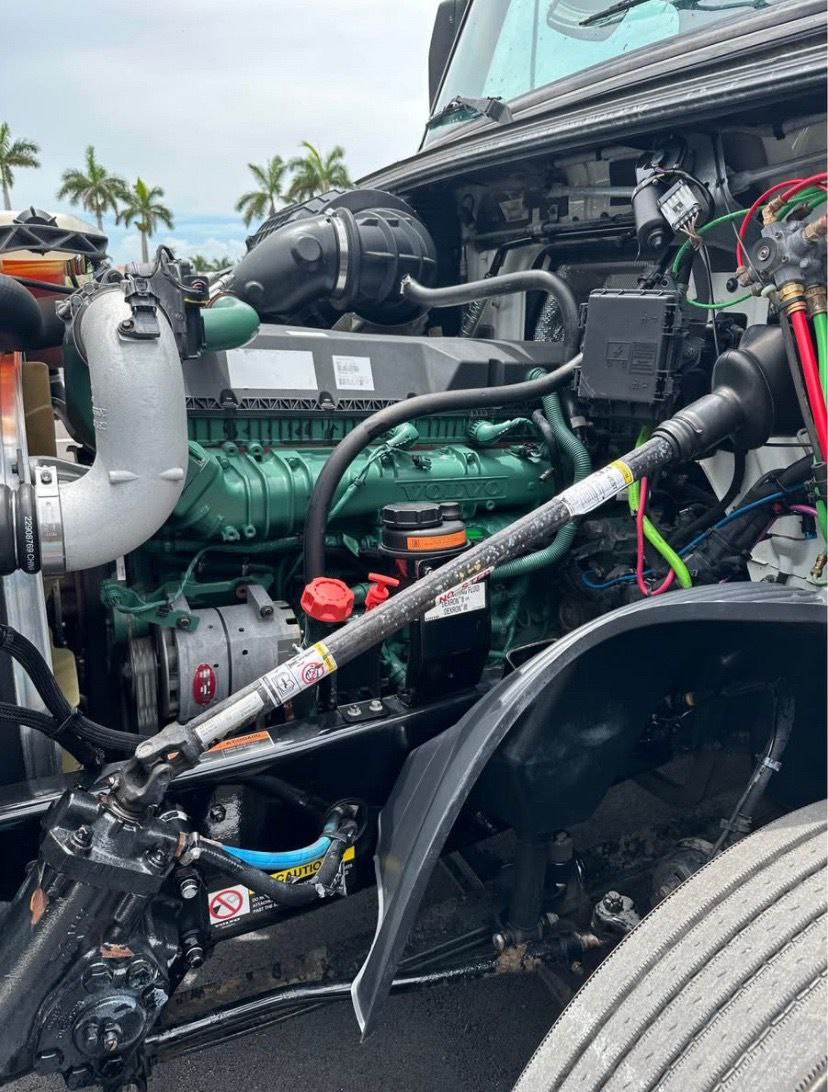 kozy_corner2000's tweet photo. 2020 Volvo vnl860 Engine D13 Automatic transmission 525,000 Miles Exterior color. White Interior color. Grey Fuel type. Diesel Number of owners. 1 #2020VolvoVNL860 #VolvoTruckLife #TruckGoals2020 #VolvoVNL860Drive #TruckLife2020 #VolvoPower #VNL860 #2020TruckLife #VolvoStrong https://t.co/f9FVfzlSYq