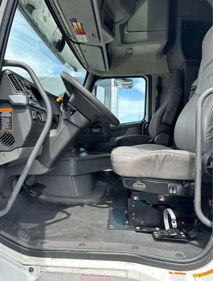 kozy_corner2000's tweet photo. 2020 Volvo vnl860 Engine D13 Automatic transmission 525,000 Miles Exterior color. White Interior color. Grey Fuel type. Diesel Number of owners. 1 #2020VolvoVNL860 #VolvoTruckLife #TruckGoals2020 #VolvoVNL860Drive #TruckLife2020 #VolvoPower #VNL860 #2020TruckLife #VolvoStrong https://t.co/f9FVfzlSYq