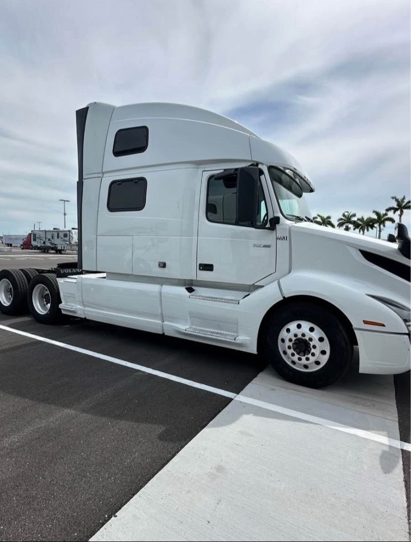 kozy_corner2000's tweet photo. 2020 Volvo vnl860 Engine D13 Automatic transmission 525,000 Miles Exterior color. White Interior color. Grey Fuel type. Diesel Number of owners. 1 #2020VolvoVNL860 #VolvoTruckLife #TruckGoals2020 #VolvoVNL860Drive #TruckLife2020 #VolvoPower #VNL860 #2020TruckLife #VolvoStrong https://t.co/f9FVfzlSYq