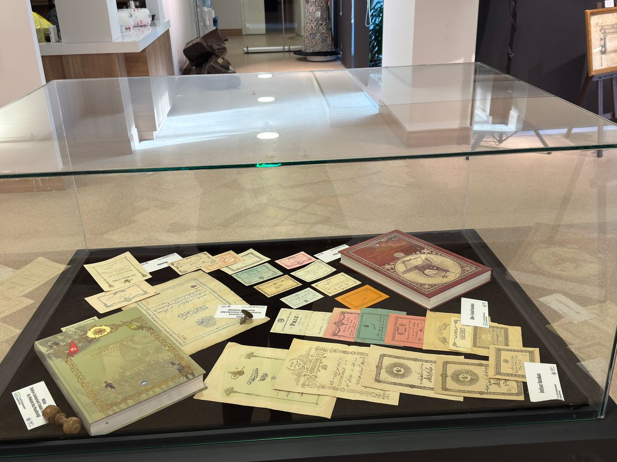 halukperk's tweet photo. Haluk Perk Vakfı iş birliğiyle
Küratör Seher Danışoğlu'nun yönetiminde hazırlanan sergi, Koleksiyoner,hukukçu,araştırmacı,yazar,müzeci Haluk Perk'in zengin mezuniyet belgeleri, diplomalar, karneler ve fotoğraf koleksiyonlarından oluşan sergi, AKM İbrahim Çallı Sanat Galerisi’nde. https://t.co/Pcn0O0i8r9