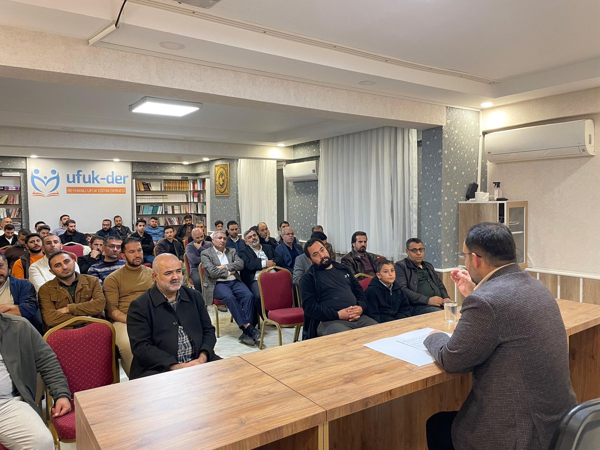 Düzenlediğimiz “4 Hafta 4 Konuk” programımızın ilk oturumu başarıyla tamamlanmıştır.

Bu haftaki programımıza katkı sunan Reyhanlı Müftüsü Abdullah Doğan hocamıza teşekkür eder, katılım sağlayan tüm misafirlerimize şükranlarımızı sunarız.