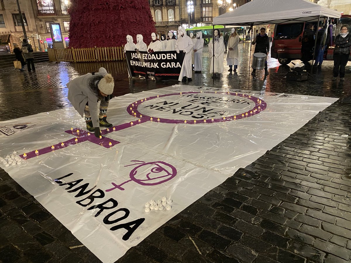 #FeministasAbolicionistas en #Bilbao en el homenaje a las mujeres asesinadas. #EHFAK <a href="/CLanbroa/">Colectivo Feminista Lanbroa</a> <a href="/BFErradikalak/">Bizkaiko Feminista Erradikalak</a> <a href="/Pl_SomosEllas_/">SomosEllasPlataforma</a>