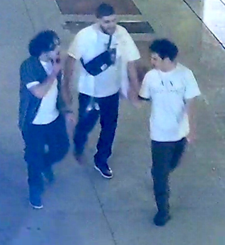 SPVM's tweet image. Le SPVM demande l’aide du public pour identifier 3 individus qui auraient commis des crimes haineux en infligeant des voies de fait à deux victimes, le 12 octobre dernier, dans l’arrondissement de Ville-Marie.
Détails ➡️ spvm.qc.ca/fr/PersonnesRe…