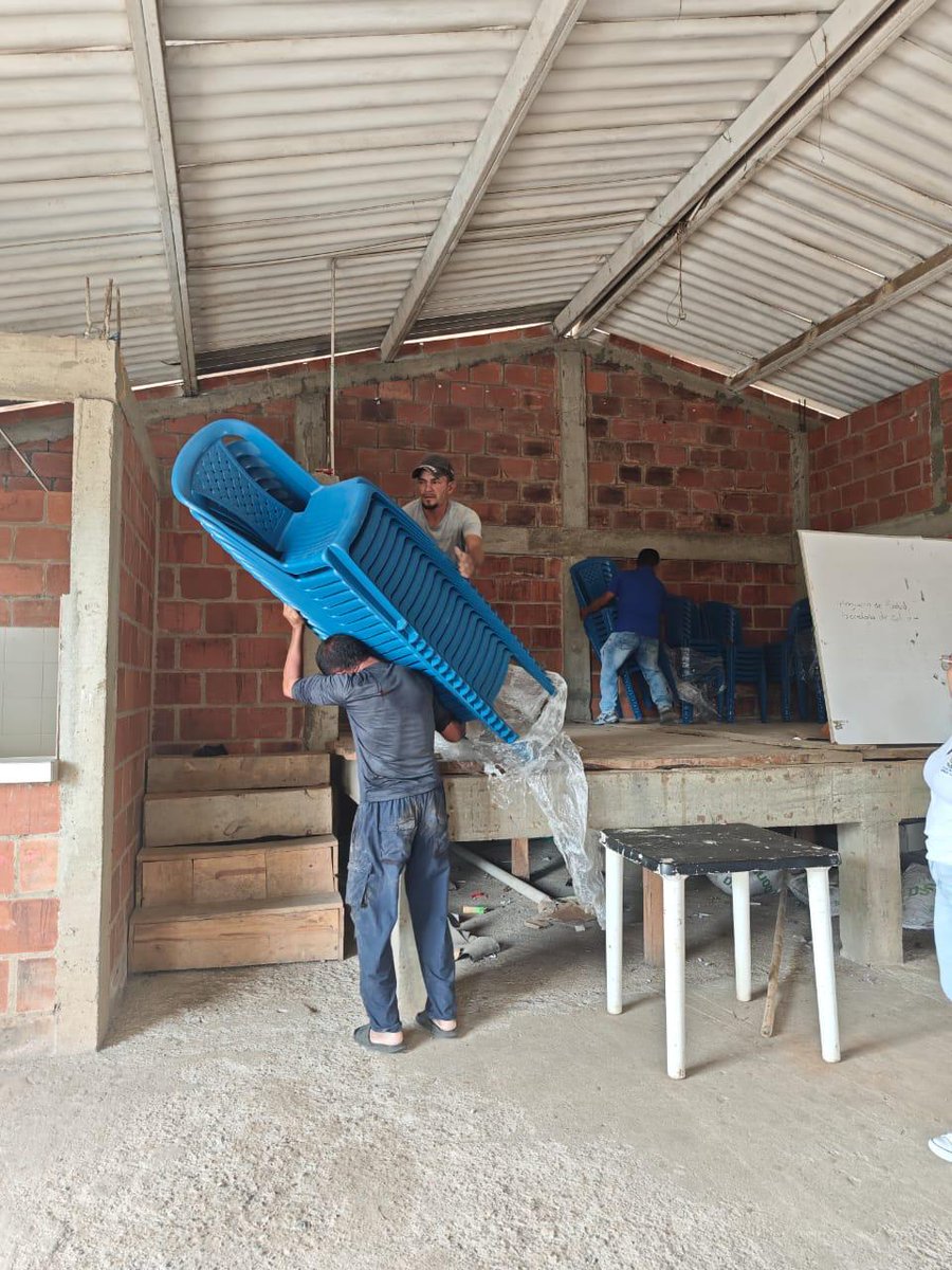 UnidadVictimas's tweet photo. 📍La @UnidadVictimas protege a la niñez indígena Nasa en Morales, Cauca. Entregamos dotación de mobiliario a la Institución Educativa Indígena Chimborazo (Sede Nueva Esperanza) y a los salones comunales de las veredas El Mesón y La Floresta. https://t.co/hsow7VFu51