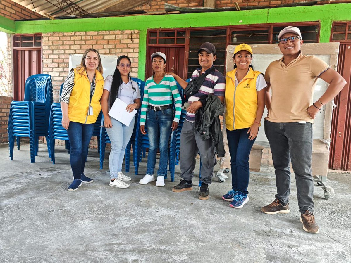 UnidadVictimas's tweet photo. 📍La @UnidadVictimas protege a la niñez indígena Nasa en Morales, Cauca. Entregamos dotación de mobiliario a la Institución Educativa Indígena Chimborazo (Sede Nueva Esperanza) y a los salones comunales de las veredas El Mesón y La Floresta. https://t.co/hsow7VFu51