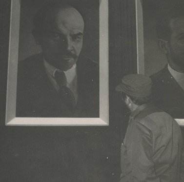 Lenin resmine bakan Fidel.