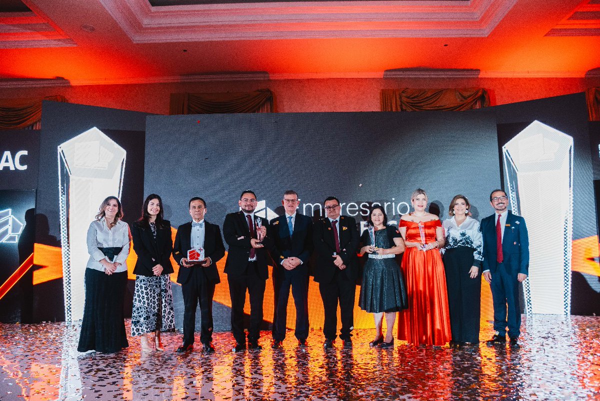 BACCredomaticSV's tweet image. Orgullosamente reconocemos a quienes nos acompañan a reimaginar el éxito.✨🏆

En la 18° gala del &quot;Empresario del Año 2025&quot; el triunfo y entusiasmo dominaron la noche al conocer a los galardonados que están impactando positivimante a El Salvador.

#BACElSalvador #PYMES