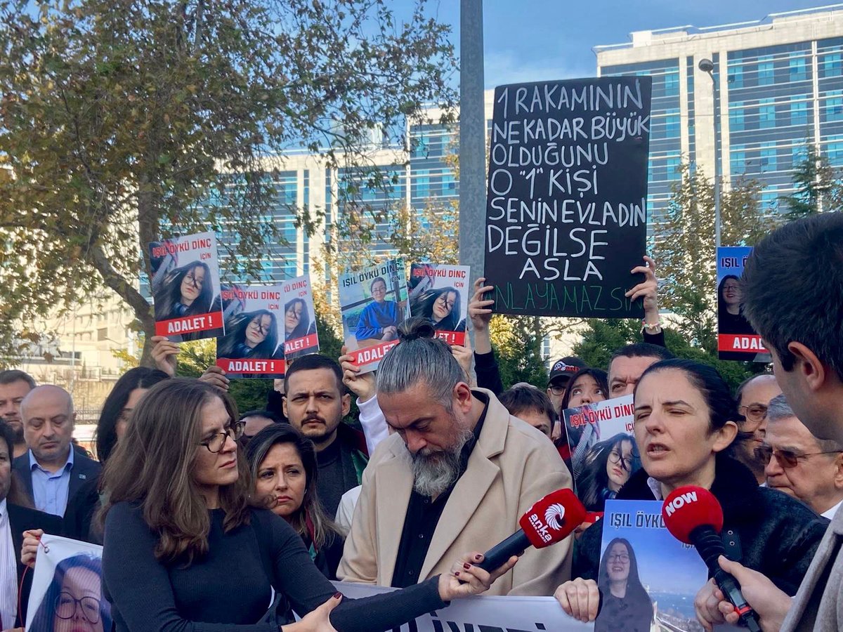 istkadinorgutu's tweet photo. Pendik’te bir aracın çarpması sonucu hayatını kaybeden Işıl Öykü Dinç’in davasının ilk duruşması için bugün Anadolu Adliyesi’ndeydik.

Henüz 14 yaşındaki bir kız çocuğunun yaşamını yitirdiği bu olayın üstü örtülmesin, deliller karartılmasın, sorumlular tüm gerçekliğiyle ortaya çıksın diye; bir çocuğun yitip giden hayatı için hesap sorulsun çağrımızla bir aradaydık.

Işıl Öykü’nün adı adaletin sesi olsun.
Biz bu sesi duyurmaya, her duruşmada orada olmaya ve Işıl’ın ailesinin adalet arayışına omuz vermeye devam edeceğiz.