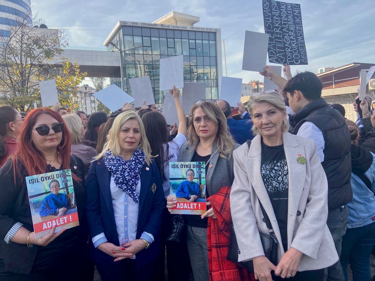 istkadinorgutu's tweet photo. Pendik’te bir aracın çarpması sonucu hayatını kaybeden Işıl Öykü Dinç’in davasının ilk duruşması için bugün Anadolu Adliyesi’ndeydik.

Henüz 14 yaşındaki bir kız çocuğunun yaşamını yitirdiği bu olayın üstü örtülmesin, deliller karartılmasın, sorumlular tüm gerçekliğiyle ortaya çıksın diye; bir çocuğun yitip giden hayatı için hesap sorulsun çağrımızla bir aradaydık.

Işıl Öykü’nün adı adaletin sesi olsun.
Biz bu sesi duyurmaya, her duruşmada orada olmaya ve Işıl’ın ailesinin adalet arayışına omuz vermeye devam edeceğiz.