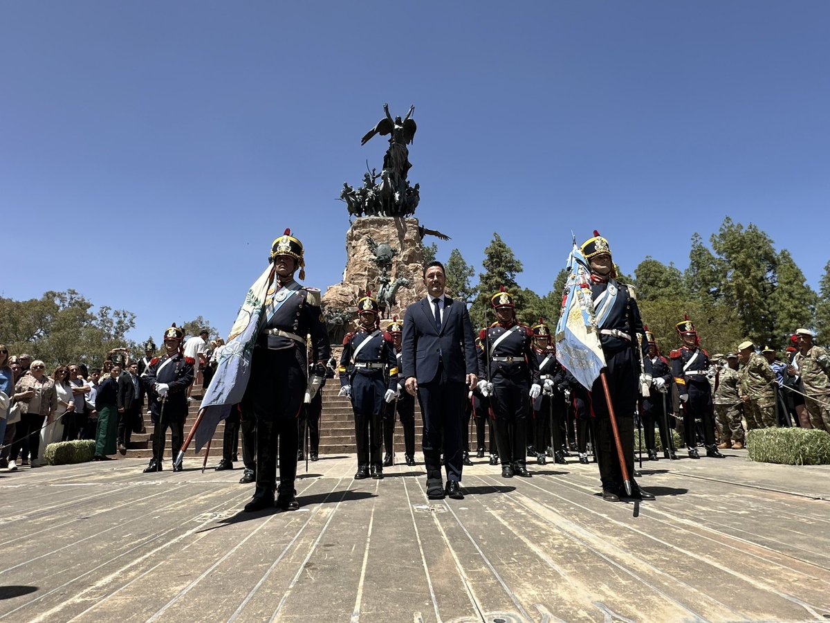 Granaderosarg's tweet image. De esta forma fue puesto en funcionamiento el nuevo destacamento de la ciudad de Mendoza del Regimiento de Granaderos a Caballo junto al Ministro de Defensa y al Jefe del Ejército🐴🇦🇷
#SiempreEjercito  #HerederosDelLibertador #UnRegimientoConHistoria #SomosHistoriaViva