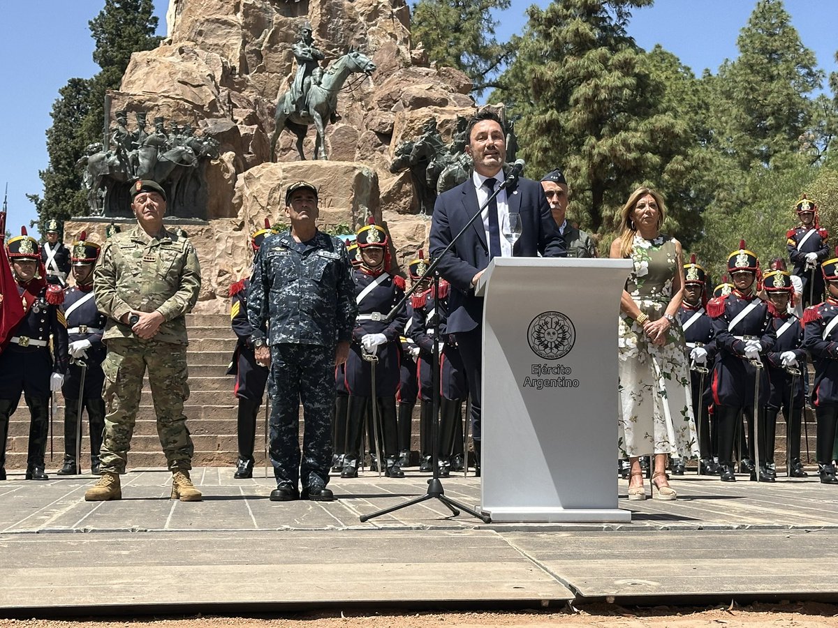 Granaderosarg's tweet image. De esta forma fue puesto en funcionamiento el nuevo destacamento de la ciudad de Mendoza del Regimiento de Granaderos a Caballo junto al Ministro de Defensa y al Jefe del Ejército🐴🇦🇷
#SiempreEjercito  #HerederosDelLibertador #UnRegimientoConHistoria #SomosHistoriaViva