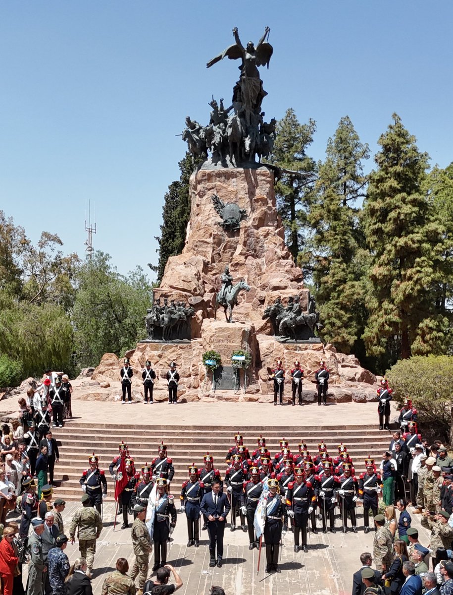 Granaderosarg's tweet image. De esta forma fue puesto en funcionamiento el nuevo destacamento de la ciudad de Mendoza del Regimiento de Granaderos a Caballo junto al Ministro de Defensa y al Jefe del Ejército🐴🇦🇷
#SiempreEjercito  #HerederosDelLibertador #UnRegimientoConHistoria #SomosHistoriaViva