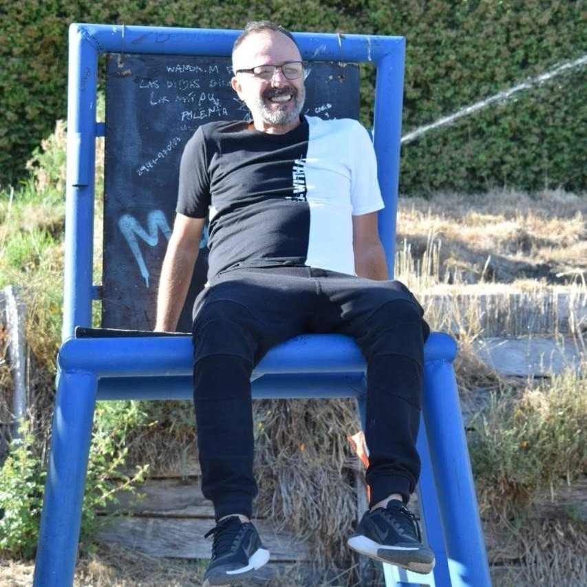 clarincom's tweet photo. MURIÓ TRAS UN IMPLANTE DENTAL: DETUVIERON A DOS MÉDICOS QUE INTENTARON EVITAR LA AUTOPSIA

Miguel Berlini (64) murió tras una cirugía de implante por la que pagó US$ 5.000 en la Clínica Robles de Belgrano. La Justicia detuvo a los dos cirujanos e investiga un perverso encubrimiento: el personal llamó al SAME y a la Policía para luego cancelar los pedidos de auxilio, y llegaron a decirle a la familia: "No les conviene hacer una autopsia. No la pidan porque después el cuerpo se va a ver feo para el velorio".

El paciente, que gozaba de buena salud, nunca despertó de la anestesia. Los médicos informaron la muerte horas después y con frialdad, mientras una dueña increpaba a los familiares en lugar de contenerlos.

(+) en Clarín: https://t.co/ifL6jaRp68