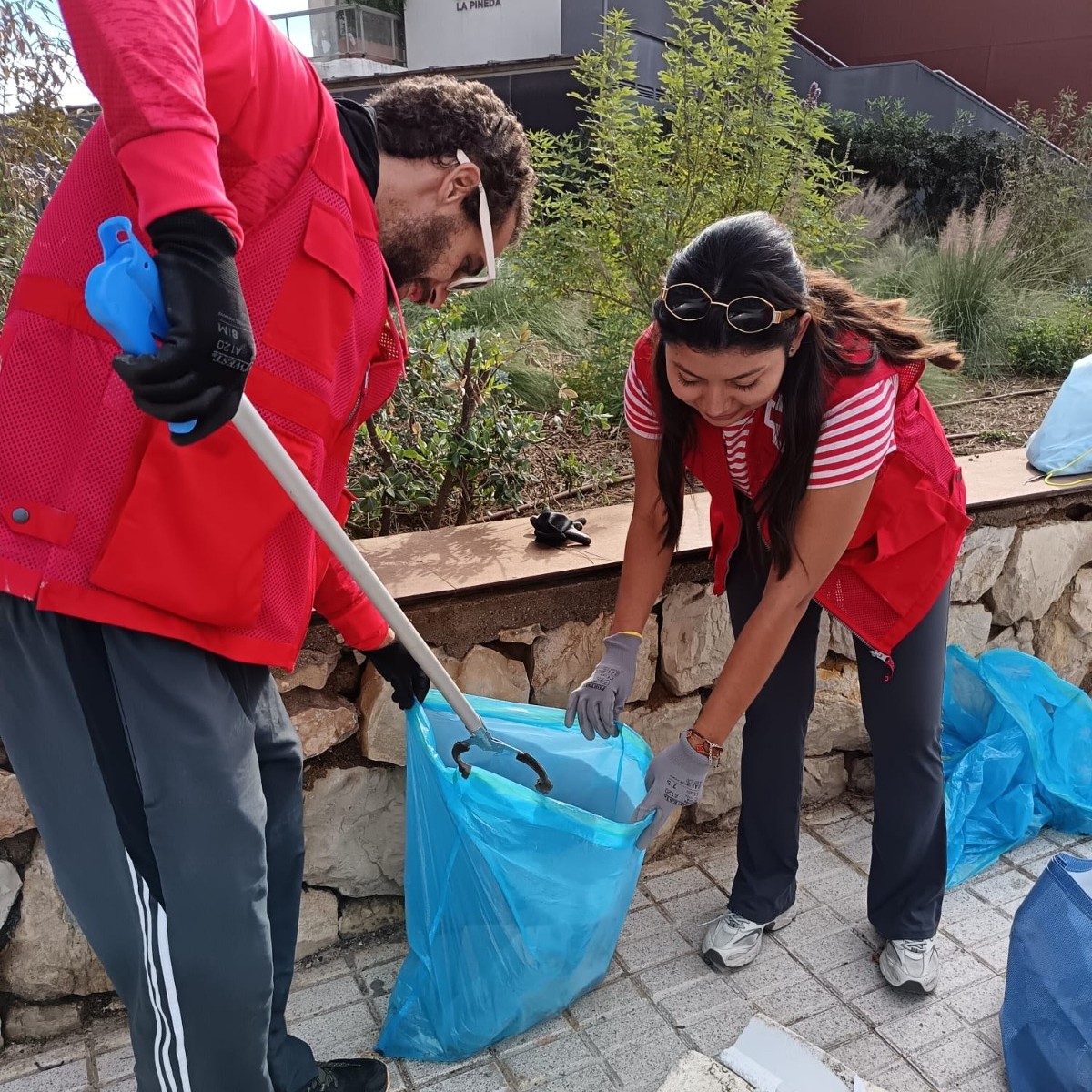 CreuRojaTGN's tweet image. La campanya de voluntariat LIBERA va fer parada el 15 de novembre a la platja de la Pineda de Vila-seca🌊
Es van recollir, classificar i pesar residus i es va elaborar un informe sobre el seu origen i la seva tipologia 🥤🛢️
#creurojatarragona #proyectoLIBERA #basuraleza