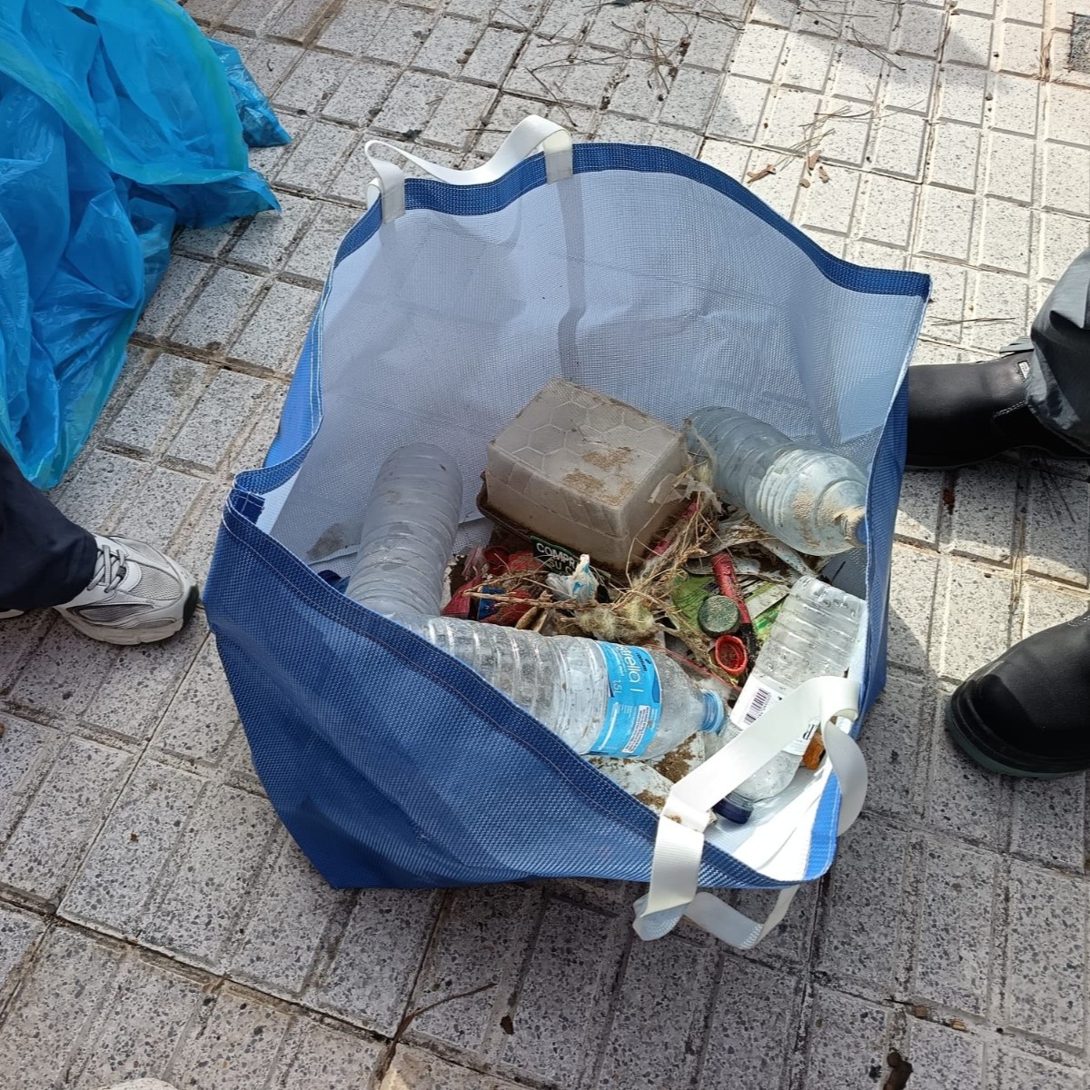 CreuRojaTGN's tweet image. La campanya de voluntariat LIBERA va fer parada el 15 de novembre a la platja de la Pineda de Vila-seca🌊
Es van recollir, classificar i pesar residus i es va elaborar un informe sobre el seu origen i la seva tipologia 🥤🛢️
#creurojatarragona #proyectoLIBERA #basuraleza