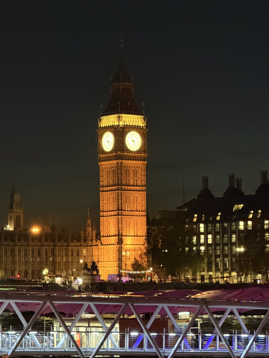 ManVMountain's tweet image. London skyline at night is pretty awesome! 🥰