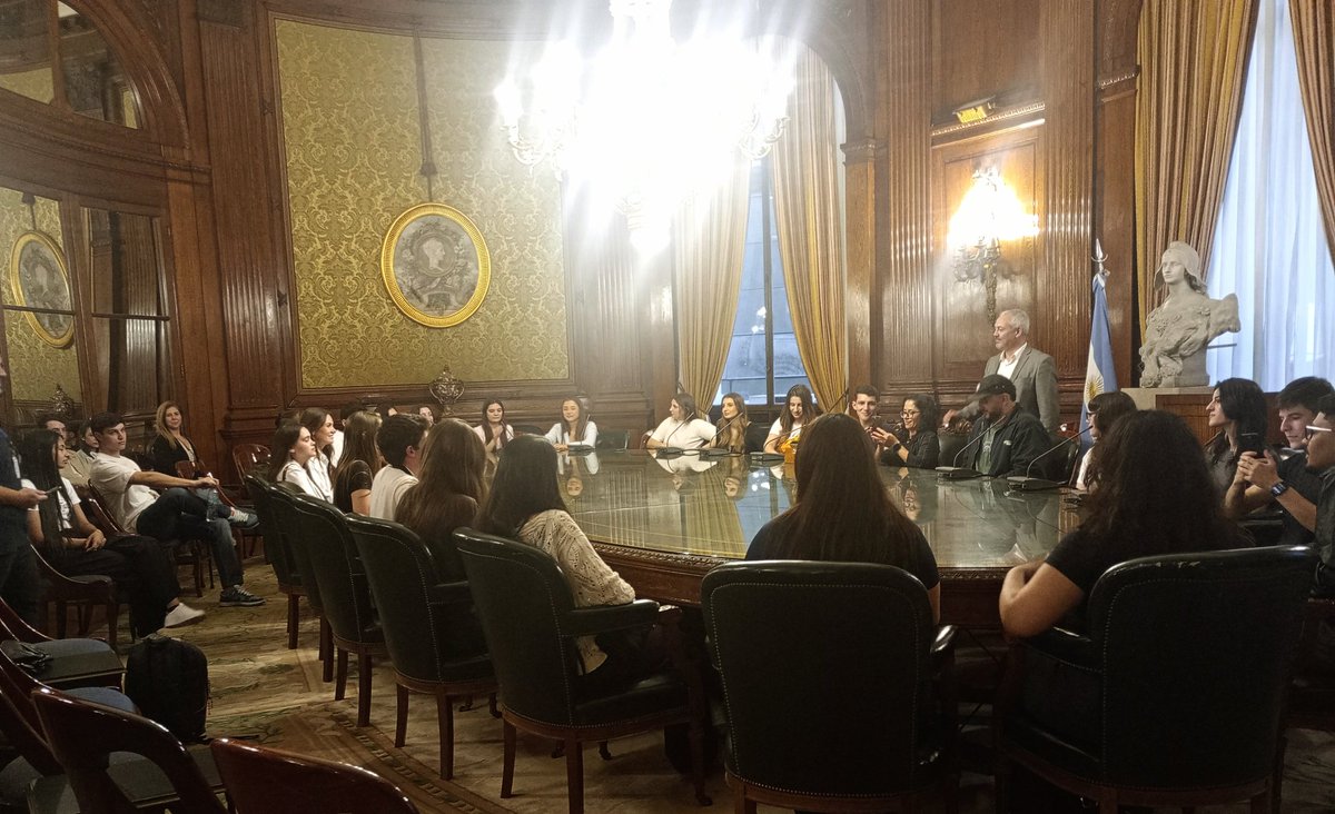 ams_pymes's tweet photo. Ayer recibimos la vista de un grupo de alumnos de la @ucs_oficial  Universidade de Caxias do Sul, Brasil, coordinada por la profesora MBA Simone Andrade Klein.
Luego de la recorrida por nuestro edificio les dimos una charla sobre los instrumentos de financiamiento para PyMEs. https://t.co/jOgSv3X81l