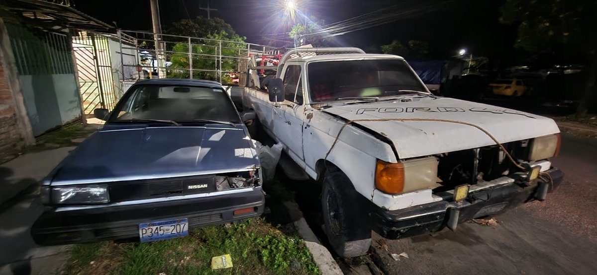 todomotorsv's tweet photo. #DenunciaCiudadana | Alejandro Bonilla nos escribe 🇸🇻 

"Hola amigos de Todo Motor, venia a poner una queja o denuncia sobre un señor llamado Arnoldo que vive en la primera casa del pasaje 19 de Montes de San Bartolo 3, Soyapango, tiene 3 pudriciones de carros tirados y nunca los mueve, obstaculizando la acera y acceso al pasaje, no pueden pasar personas en silla de ruedas, bebes en coche, ni motos... Necesitamos ayuda que la alcaldía ordene mover eso de ahi por favor ya que hasta taller  de estructuras metalicas tiene y hacen ruido todo el dia"

¿Algún consejo?
