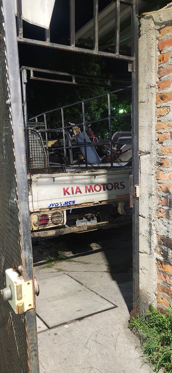 todomotorsv's tweet photo. #DenunciaCiudadana | Alejandro Bonilla nos escribe 🇸🇻 

"Hola amigos de Todo Motor, venia a poner una queja o denuncia sobre un señor llamado Arnoldo que vive en la primera casa del pasaje 19 de Montes de San Bartolo 3, Soyapango, tiene 3 pudriciones de carros tirados y nunca los mueve, obstaculizando la acera y acceso al pasaje, no pueden pasar personas en silla de ruedas, bebes en coche, ni motos... Necesitamos ayuda que la alcaldía ordene mover eso de ahi por favor ya que hasta taller  de estructuras metalicas tiene y hacen ruido todo el dia"

¿Algún consejo?