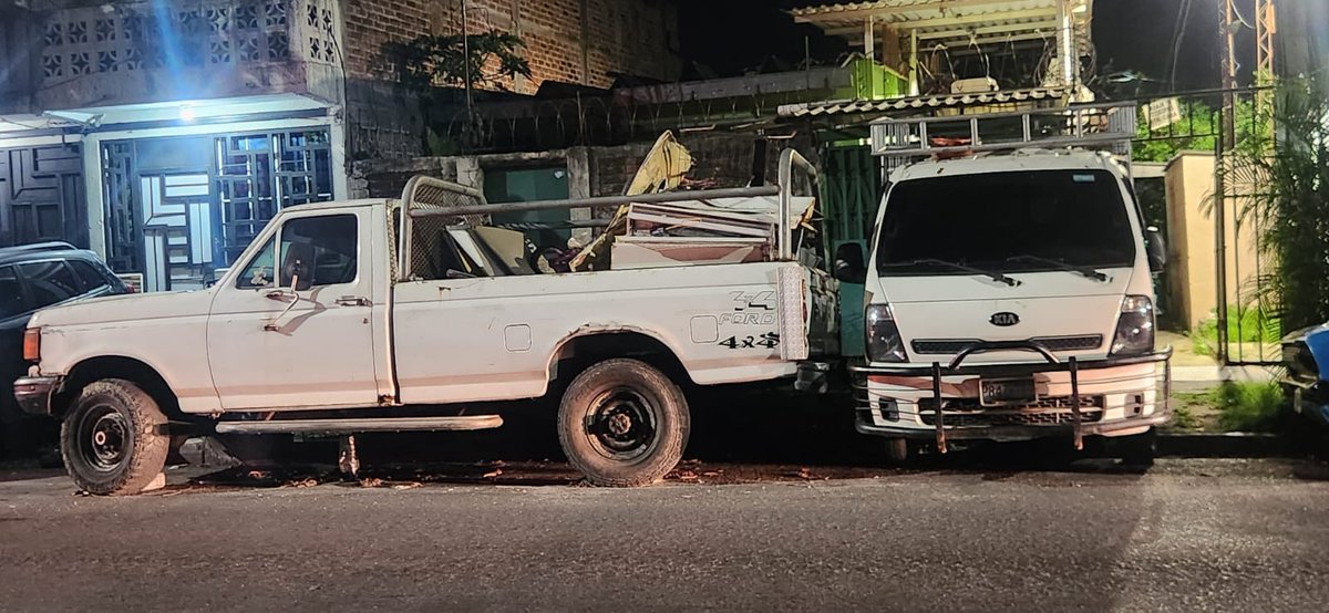 todomotorsv's tweet photo. #DenunciaCiudadana | Alejandro Bonilla nos escribe 🇸🇻 

"Hola amigos de Todo Motor, venia a poner una queja o denuncia sobre un señor llamado Arnoldo que vive en la primera casa del pasaje 19 de Montes de San Bartolo 3, Soyapango, tiene 3 pudriciones de carros tirados y nunca los mueve, obstaculizando la acera y acceso al pasaje, no pueden pasar personas en silla de ruedas, bebes en coche, ni motos... Necesitamos ayuda que la alcaldía ordene mover eso de ahi por favor ya que hasta taller  de estructuras metalicas tiene y hacen ruido todo el dia"

¿Algún consejo?