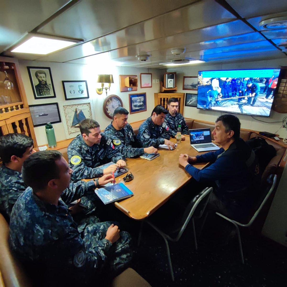 sernapesca's tweet image. #Biobío: Realizamos difusión de normativa pesquera sobre fiscalización de arte de pesca de cerco a funcionarios de @Armada_Chile, de dotación de las embarcaciones LSG Talcahuano y LSG Concepción. Esto en el marco del trabajo colaborativo de las instituciones de la Red Sustenta.