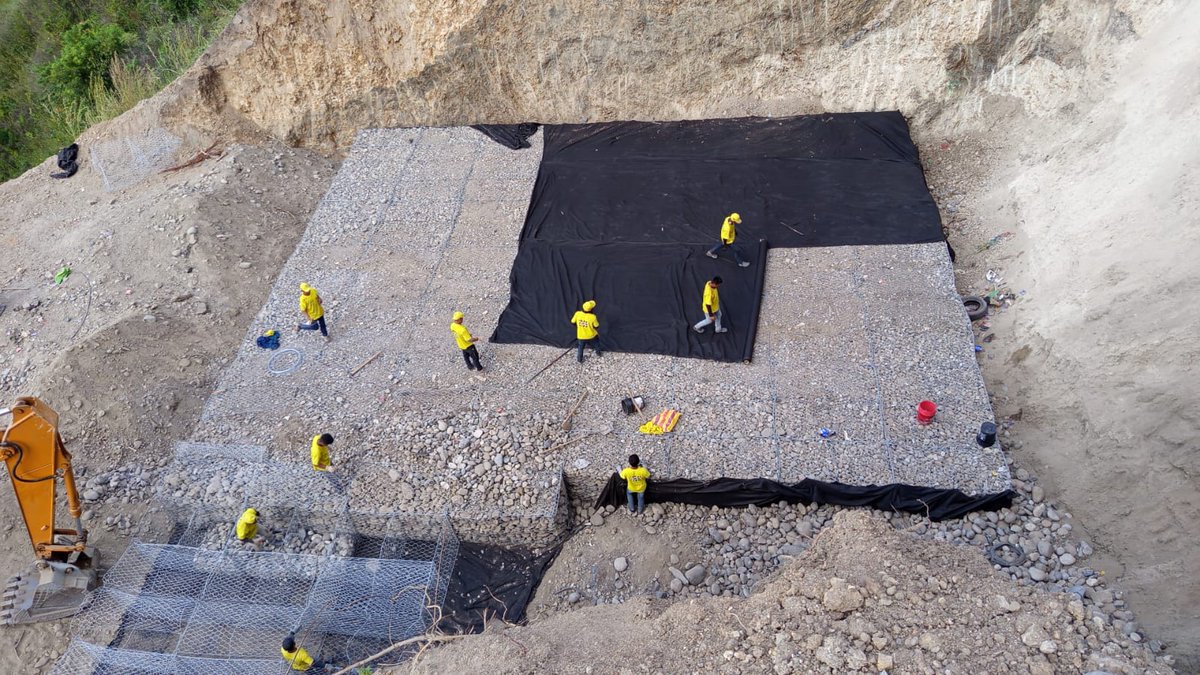 COVIAL_CIV's tweet image. ⏩ Sobre la RN-19, seguimos trabajando para recuperar el costado en el 76.1, entre Sansare en #ElProgreso y #Jalapa. Personal y maquinaria realizan el armado del muro de retención de gaviones para la protección del talud. 👷🏽‍♂️🚜

#MantenimientoQueConecta
#ElPuebloDignoEsPrimero