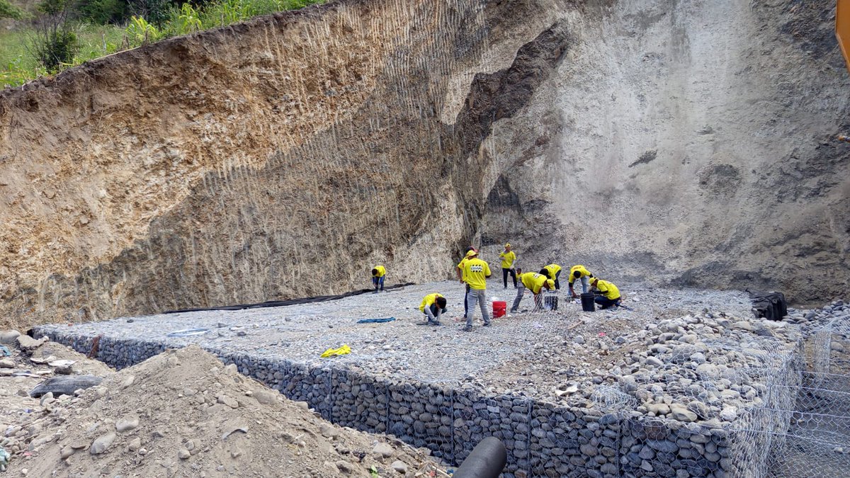 COVIAL_CIV's tweet image. ⏩ Sobre la RN-19, seguimos trabajando para recuperar el costado en el 76.1, entre Sansare en #ElProgreso y #Jalapa. Personal y maquinaria realizan el armado del muro de retención de gaviones para la protección del talud. 👷🏽‍♂️🚜

#MantenimientoQueConecta
#ElPuebloDignoEsPrimero