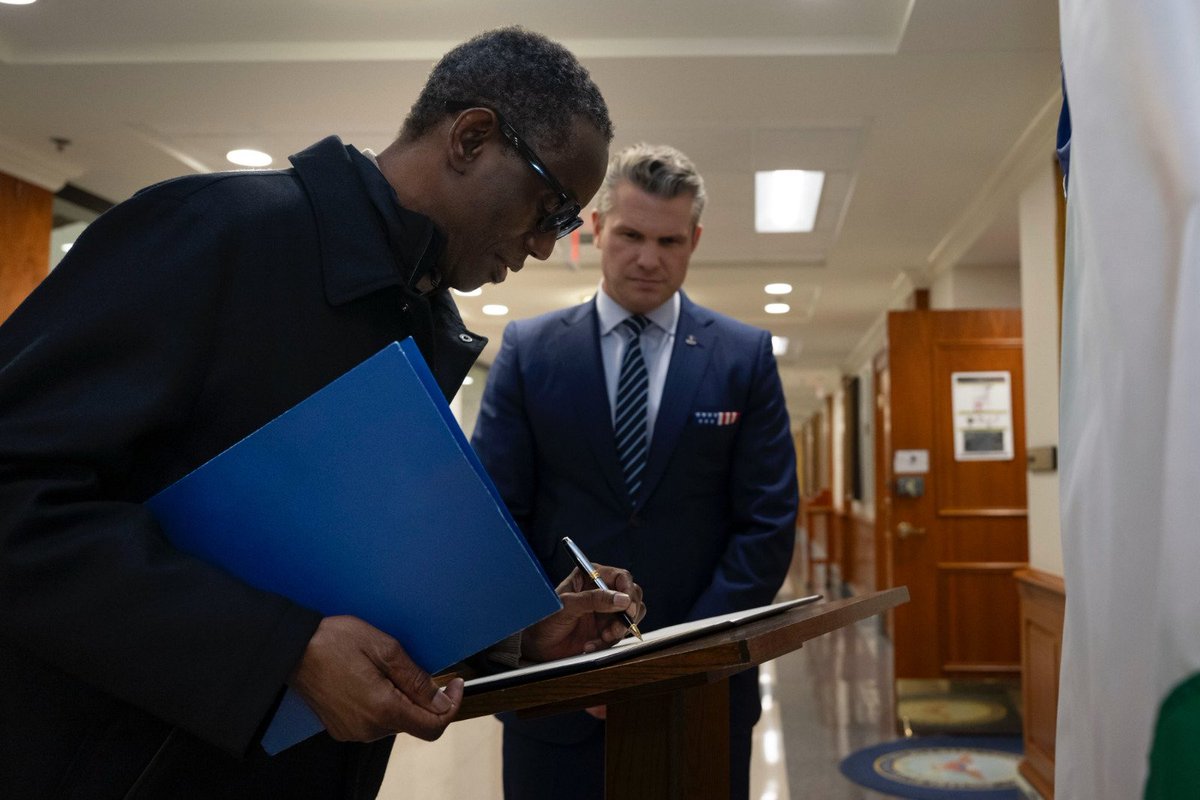 MarioNawfal's tweet image. 🇺🇸🇳🇬 WAR SEC HEGSETH IN NIGERIA: FROM TRUMP&apos;S &quot;GUNS BLAZING&quot; THREAT TO TALKS ON SAVING CHRISTIANS

War Sec Hegseth wrapped a hush-hush sit-down at the Pentagon with Nigeria&apos;s National Security Advisor Mallam Nuhu Ribadu and his crew.

Included? the defense chief, intel boss, and…
