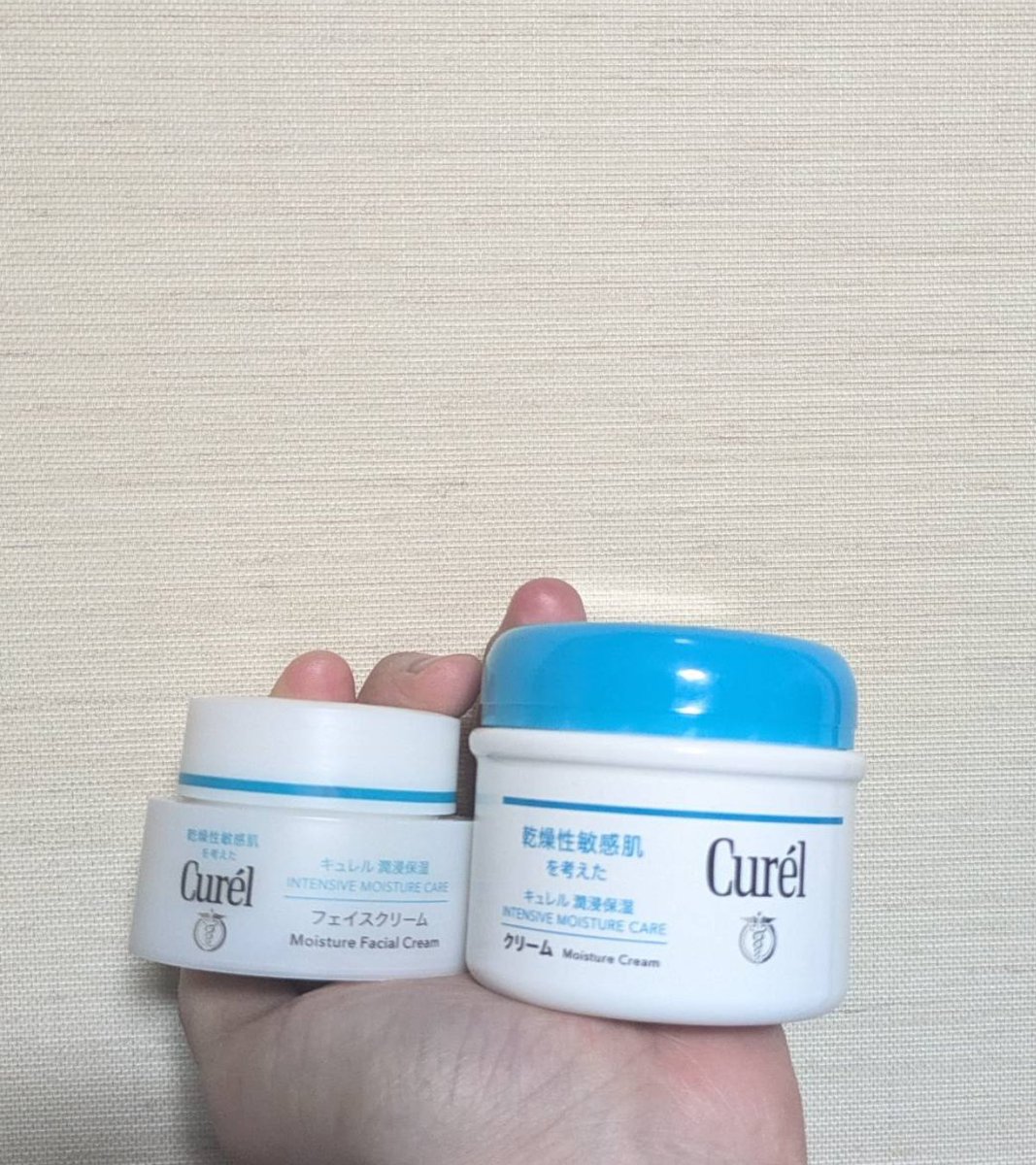 HatibeuTy's tweet image. いいですか…みなさん……左のキュレルのクリーム、
たしかに人気だし、とても良い子なんですが……

「保湿感ちょっと物足りない…」
「コスパちょっと、くぅ〜〜〜」って思ってる人
右！右の子です!!!!!
左:40g/2,970円⇔右:90g/1,485円
こんなに価格がちがうのに...開発18年のはちが知らないと損な…