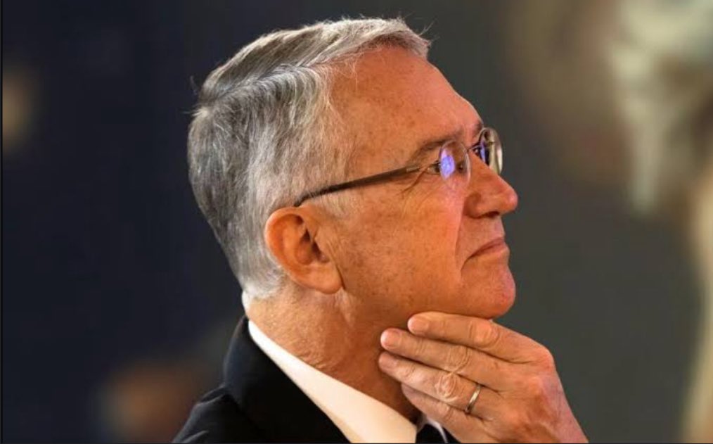 TANTO AFAN POR EL PODER, POR EL DINERO, POR APARENTAR RIQUEZA, IMAGEN, STATUS SOCIAL.

SENTIRSE MAGNATES, QUERER SER MUY POPULARES PERO A LA VEZ MUY EXCLUSIVOS.

CUANDO ENFERMAN SE LES ACABA TANTA SOBERBIA. 

EL DOLOR, EL MALESTAR TE HACE SENTIR TAN VULNERABLE. 

ENTONCES?
.